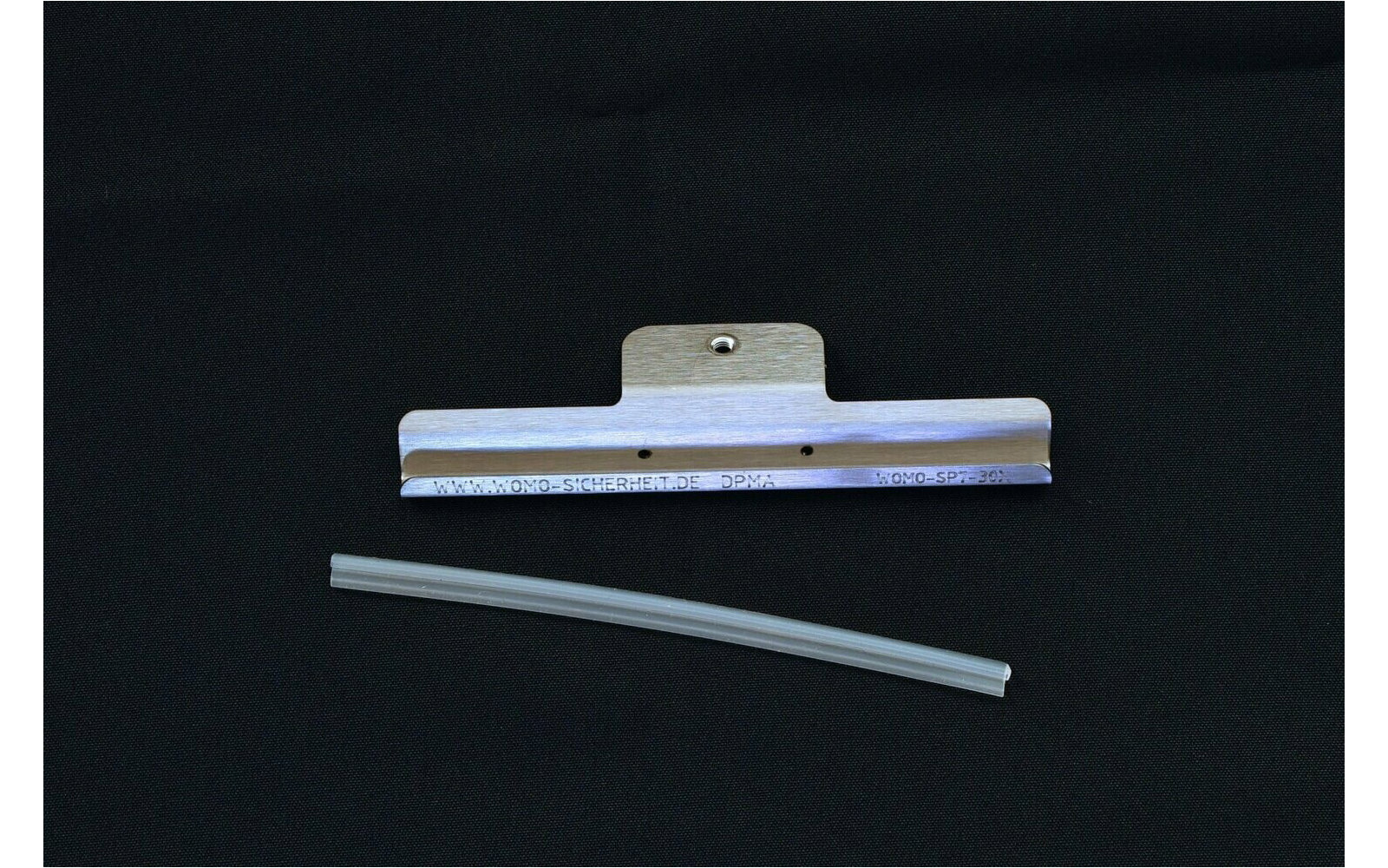 weißer Fensterabzieher mit grauem Griff auf schwarzem Hintergrund