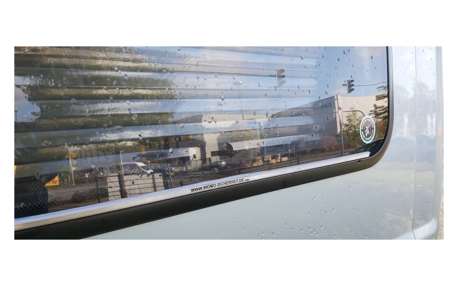 Blick aus einem Flugzeugfenster auf Wolken und Himmel