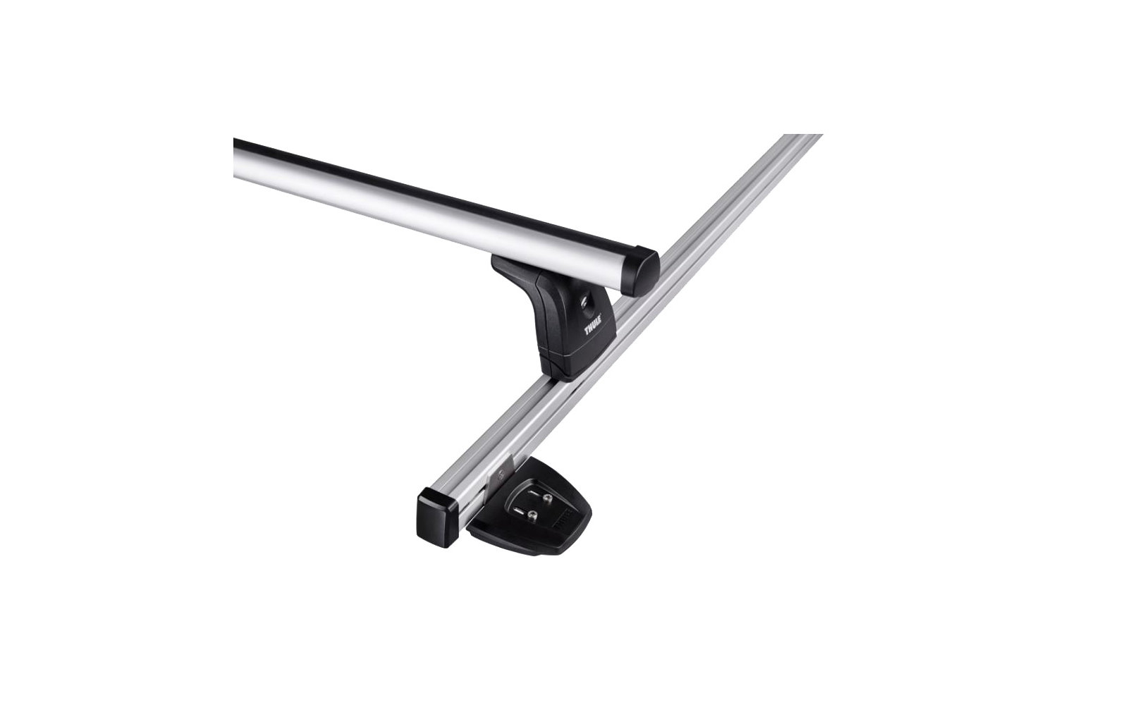 Zwei silberne Autodachträger mit schwarzem Befestigungselement auf weißem Hintergrund