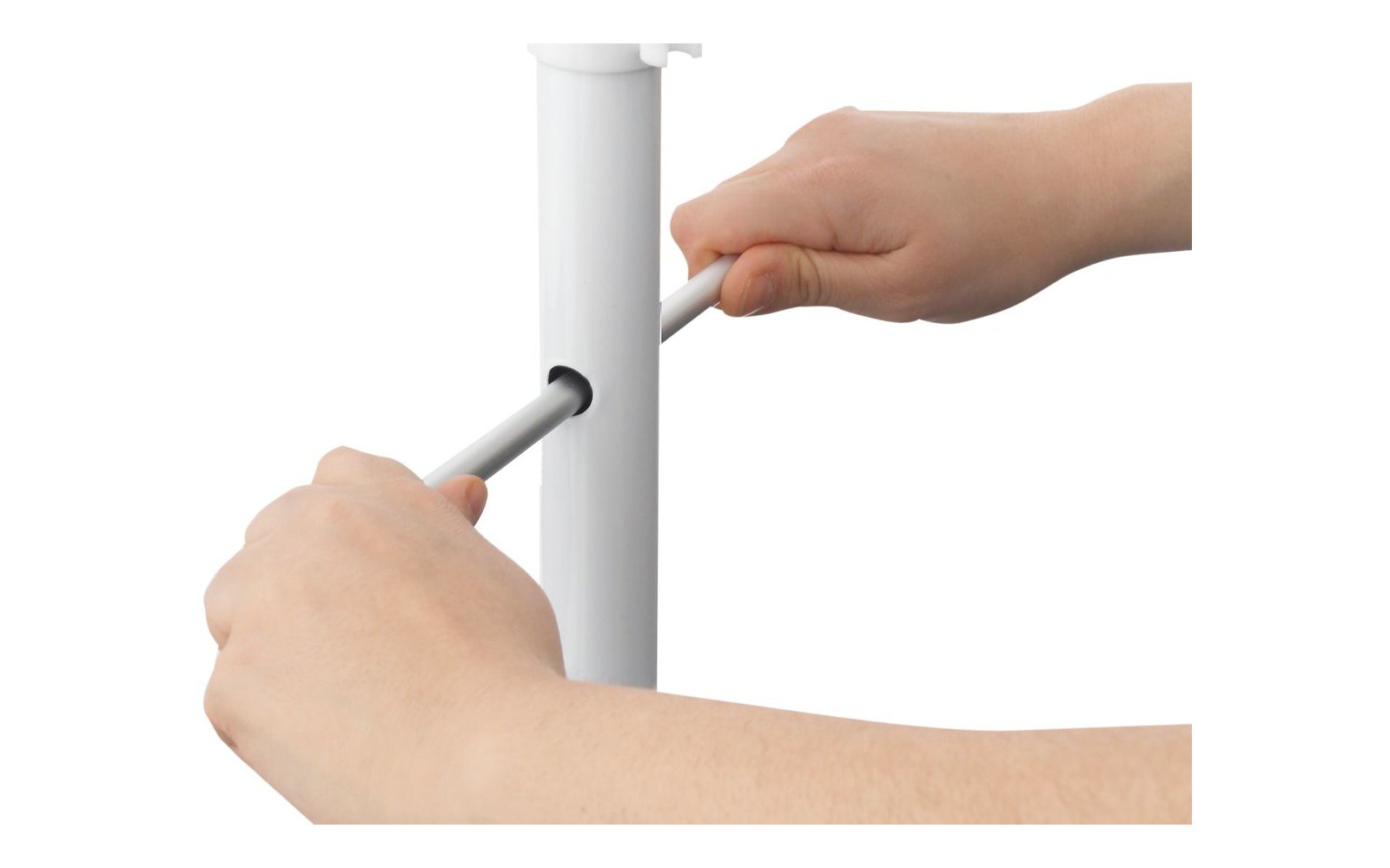 Hände schrauben eine Stange an eine weiße Rohrkonstruktion