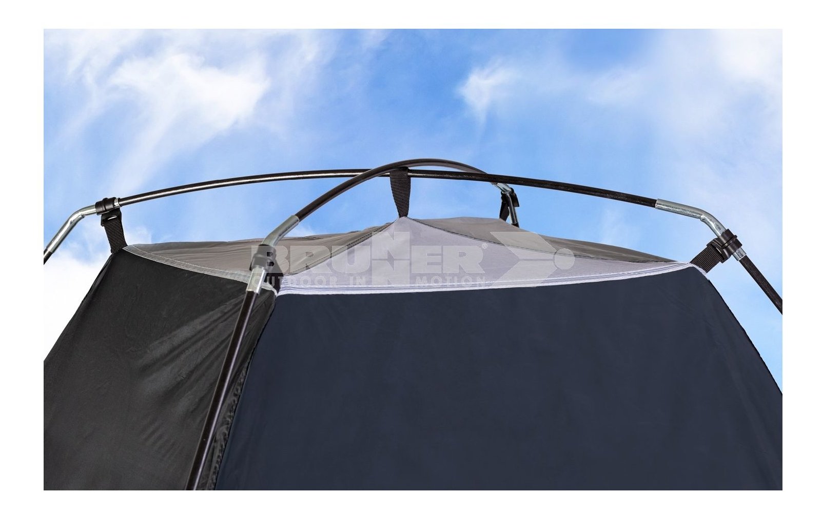 Vista dall'alto della parte superiore di una tenda con pali e tessuto