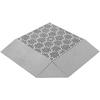 Drei graue Stoffquadrate mit einem dunklen, geometrischen Muster auf einem Quadrat