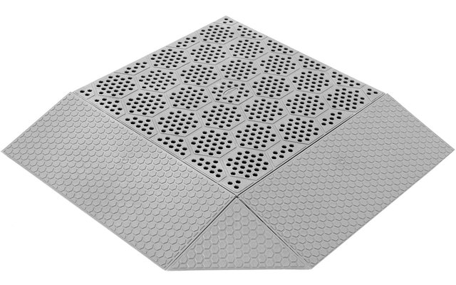 Drei graue Stoffquadrate mit einem dunklen, geometrischen Muster auf einem Quadrat