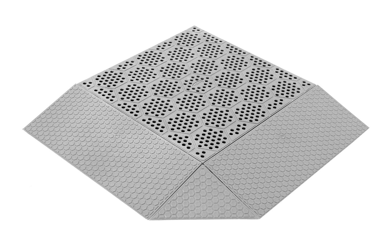 Drei graue Stoffquadrate mit einem dunklen, geometrischen Muster auf einem Quadrat