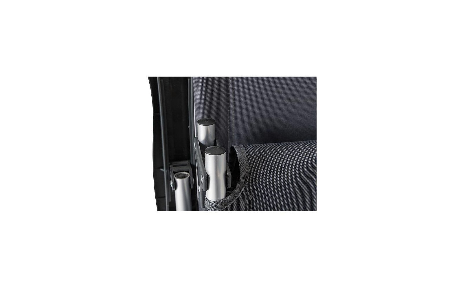 Nahaufnahme eines schwarzen Stoffstuhls mit Metallgestell