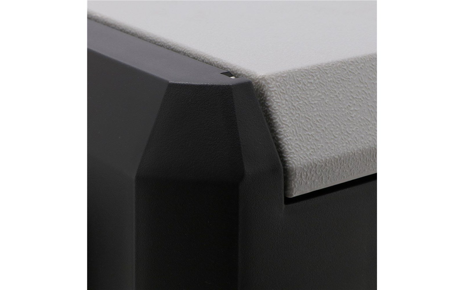 Nahaufnahme einer schwarzen Geräteecke mit grauer Oberfläche