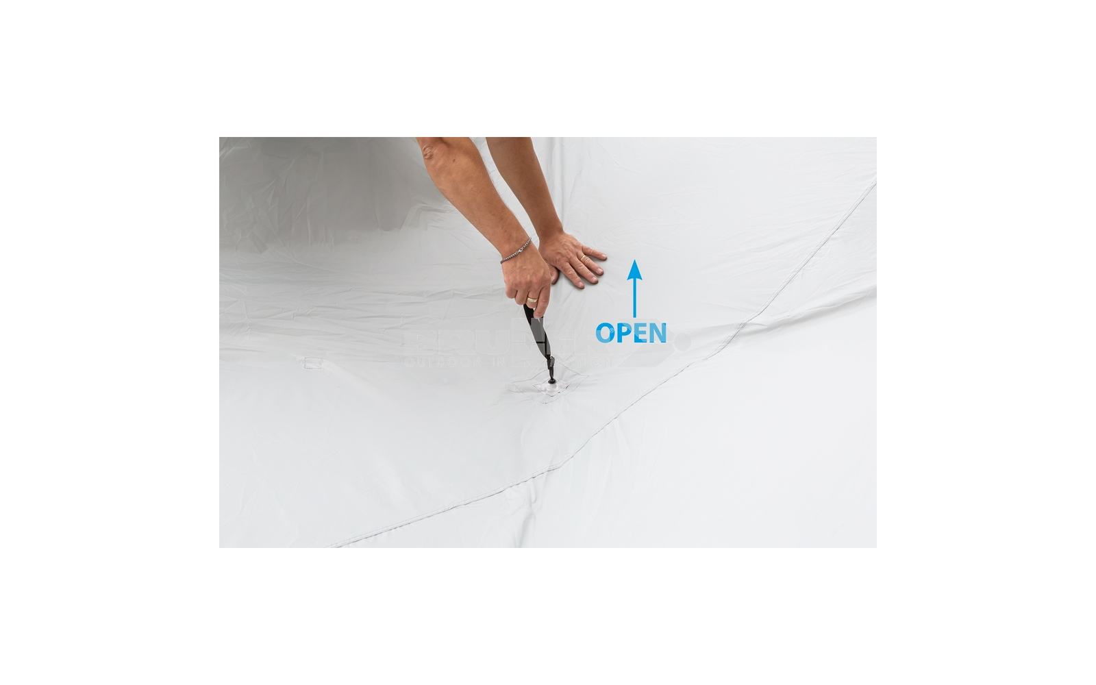 Hände öffnen eine Naht mit Reißverschluss an einem weißen Material