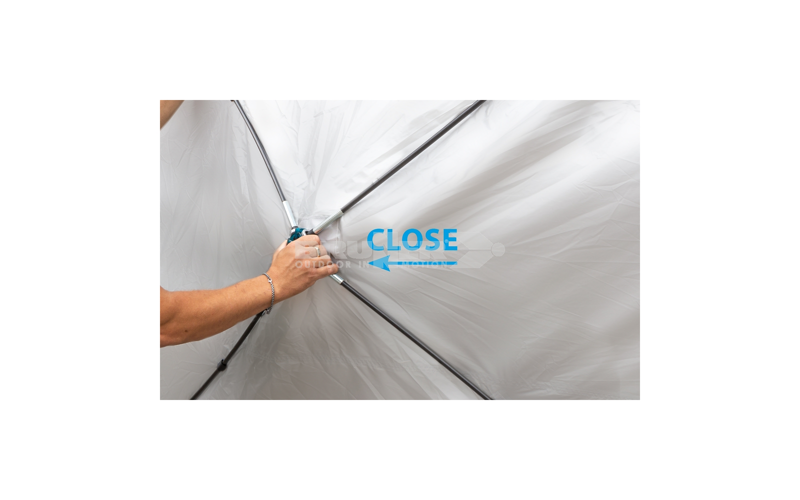 Hand öffnet silberfarbenen Regenschirm mit Aufschrift CLOSE