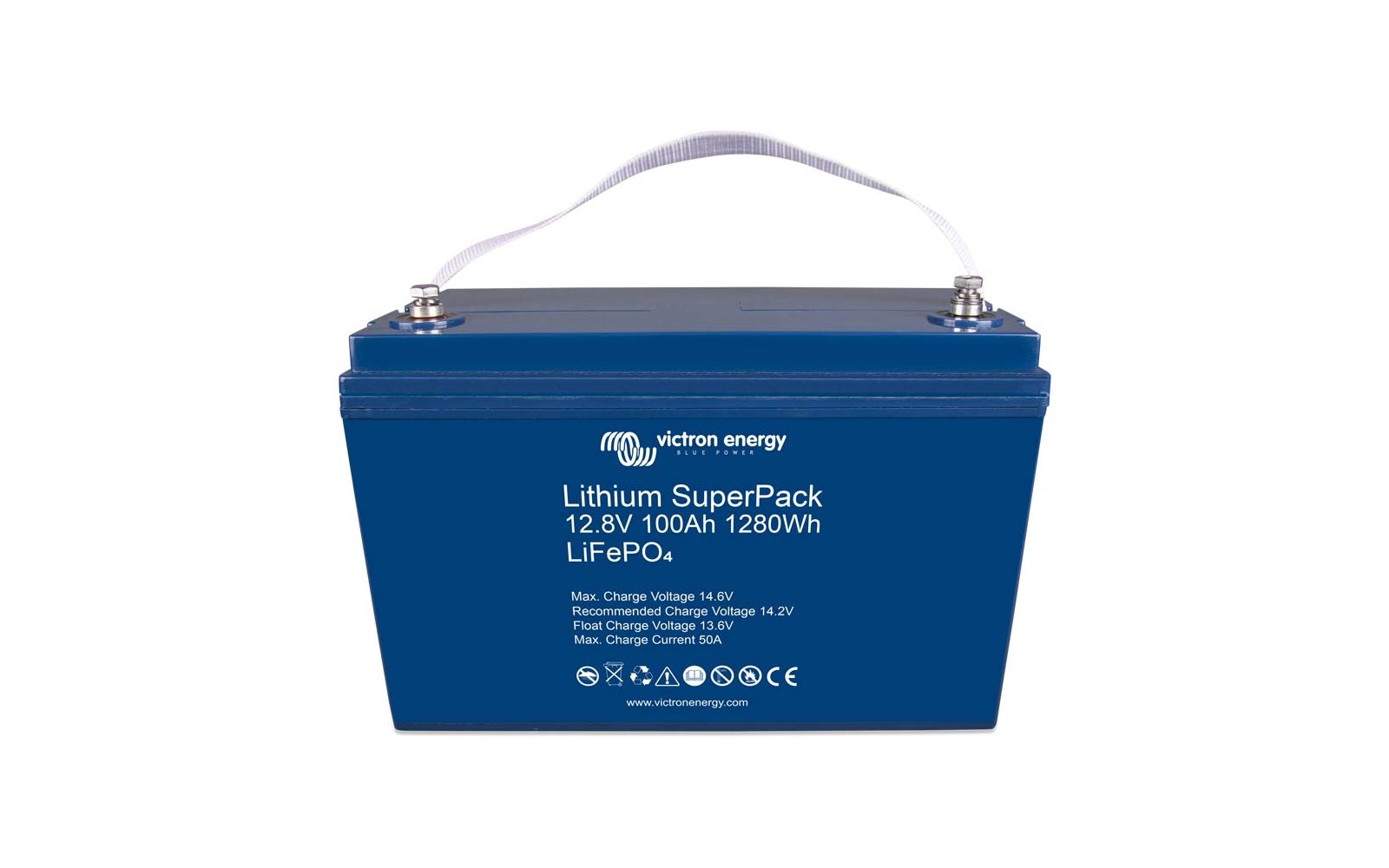 Ein Laptop mit geöffnetem Bildschirm auf einem Holztisch, daneben eine Kaffeetasse und eine Pflanze im Topf