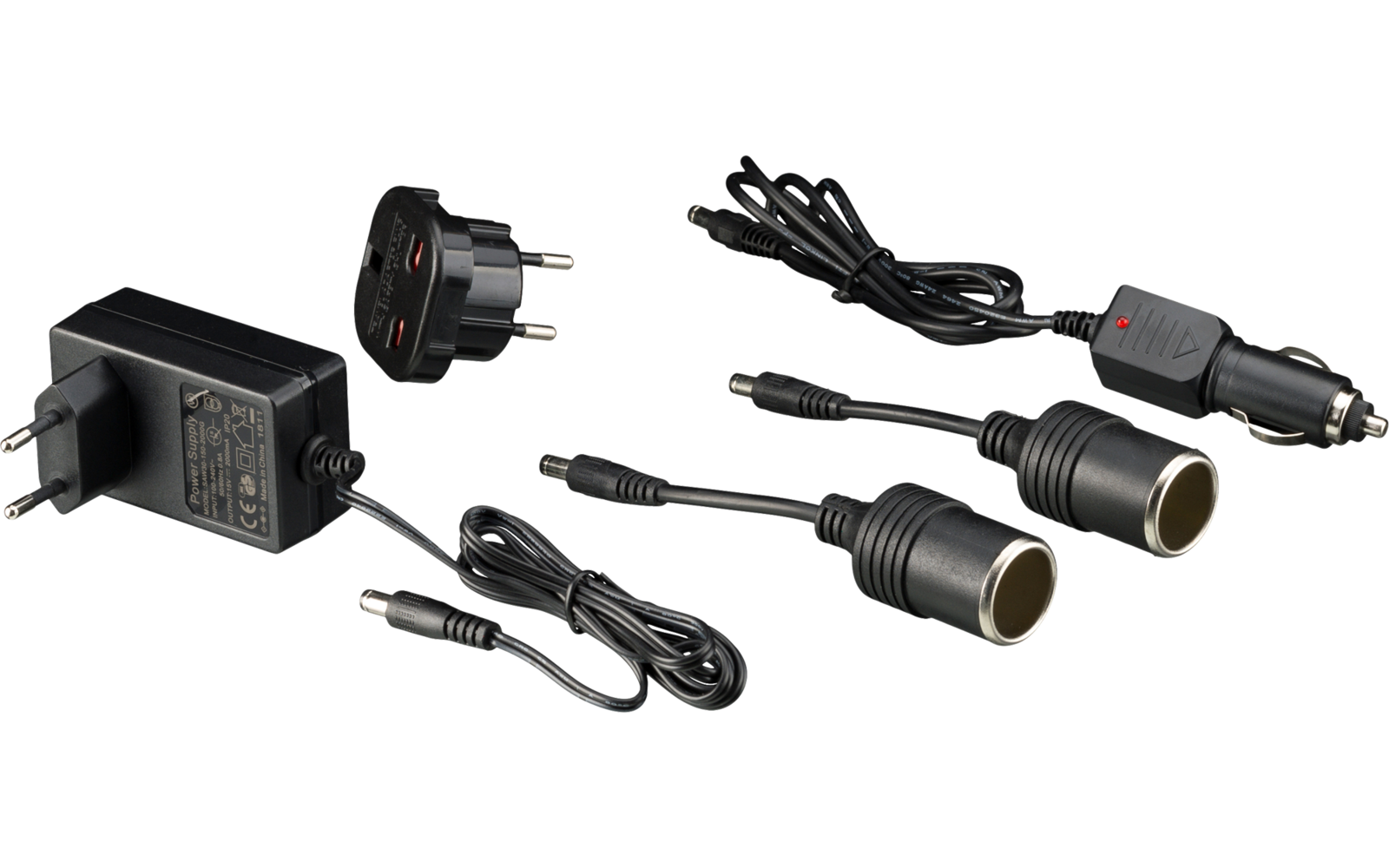 Mehrere schwarze Netzadapter und Kabel mit verschiedenen Steckern auf weißem Hintergrund