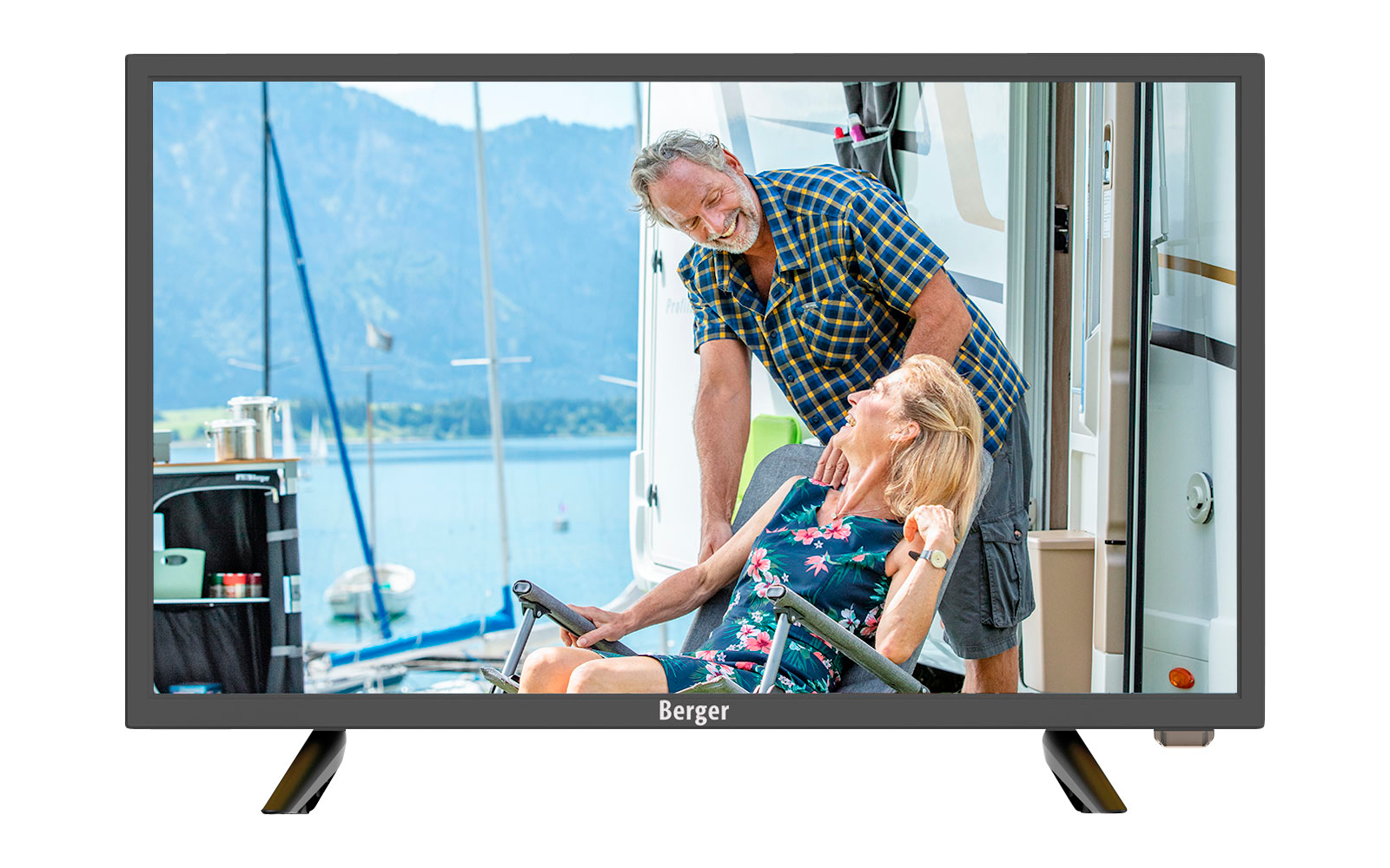 Älterer Mann hilft sitzender Frau bei Übungen mit Stühlen in hellem Raum mit großem Fenster und Blick auf See