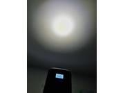 Ein helles Licht an einer Decke mit einem kleinen Display im Vordergrund
