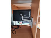 Cocina con hervidor negro y cable