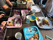 Mehrere Teller mit unterschiedlichem Essen auf einem gedeckten Tisch