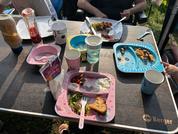 Tisch mit Resten eines Essens, Tellern und Getränken