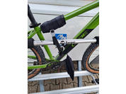 Una bicicleta verde está asegurada a un soporte para bicicletas
