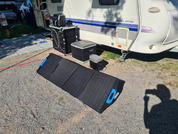 Geöffnete Solarladegerät auf dem Boden vor einem Wohnmobil