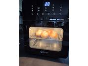 Forno nero con display digitale '28' e luce interna accesa, tre panini su una griglia, logo 'Berger' visibile