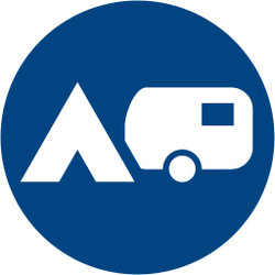 Symbol für Campingplatz mit Zelt und Wohnwagen auf blauem Hintergrund