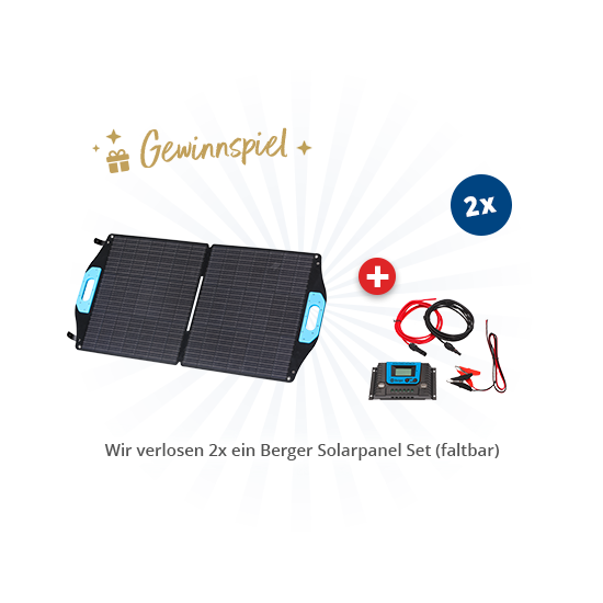 Zwei zusammenklappbare schwarze Solarpaneele mit blauen Griffen, rote und schwarze Kabel mit Klemmen, kleines Displaygerät, blaues Strahlenmuster, weiße Sprechblase mit dem Text 'Wir verlosen 2x ein Berger Solarpanel Set (faltbar)'