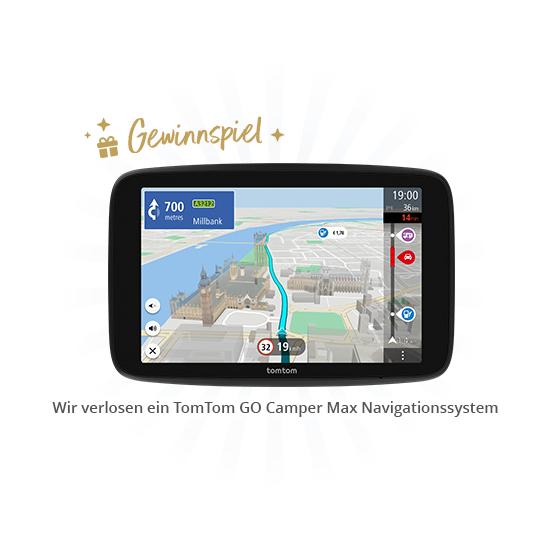 Schwarzes rechteckiges Navigationsgerät mit Kartenansicht auf dem Bildschirm, 3D-Gebäuden, blau markierter Route, Kartenicons und Anzeigen; darüber goldener Schriftzug 'Gewinnspiel'; darunter Sprechblase mit dem Text 'Wir verlosen ein TomTom GO Campe