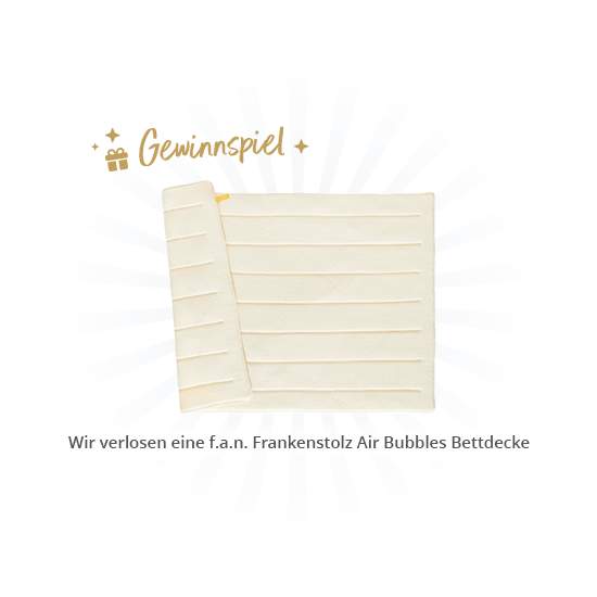 Gefaltete cremefarbene Bettdecke mit horizontalen Steppnähten vor blauem Strahlenkreis; oben ein goldenes Geschenk-Icon mit dem Schriftzug Gewinnspiel; unten eine weiße Sprechblase mit dem Text Wir verlosen eine f.a.n. Frankenstolz Air Bubbles Bettde