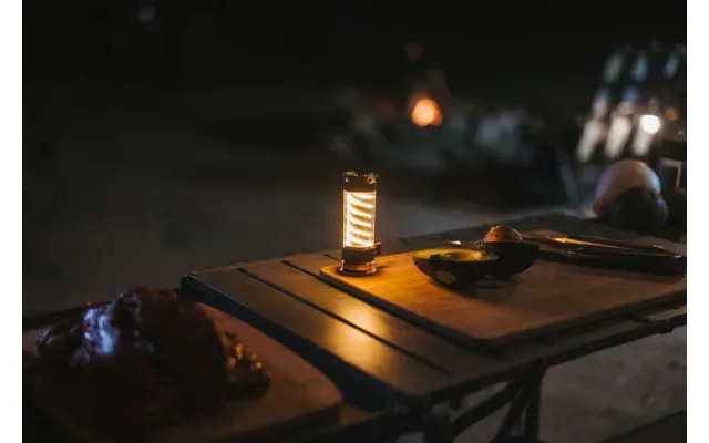 Campinglaterne auf Campingtisch
