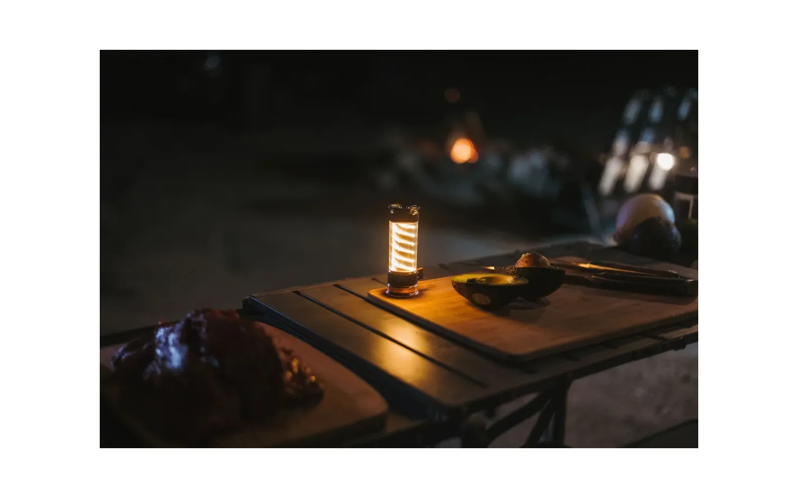 Campinglaterne auf Campingtisch