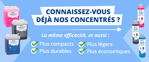 Banni&egrave;re bleue avec panneau blanc centr&eacute; portant 'KENNST DU SCHON UNSERE KONZENTRATE?' et une fl&egrave;che vers la droite. En dessous : 'Gleiche Wirkung &ndash; und zus&auml;tzlich:' et quatre coches vertes avec 'platzsparender', 'nachhaltiger', 'leichter', 'sparsamer'. &Agrave; gauche une pile de contenants de nettoyage color&eacute;s, &agrave; droite trois bouteilles. Fond bleu clair