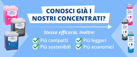 Banner blu con pannello bianco centrale recante 'KENNST DU SCHON UNSERE KONZENTRATE?' e una freccia verso destra. Sotto: 'Gleiche Wirkung &ndash; und zus&auml;tzlich:' e quattro spunte verdi con le parole 'platzsparender', 'nachhaltiger', 'leichter', 'sparsamer'. A sinistra una pila di contenitori per la pulizia colorati, a destra tre bottiglie. Sfondo azzurro