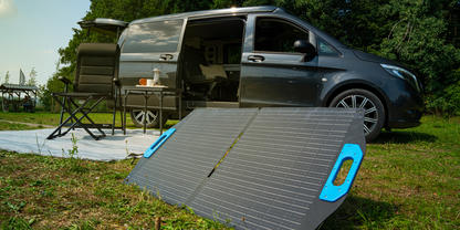 Faltbares Solarpanel von Berger vor einem Reisemobil in Aktion