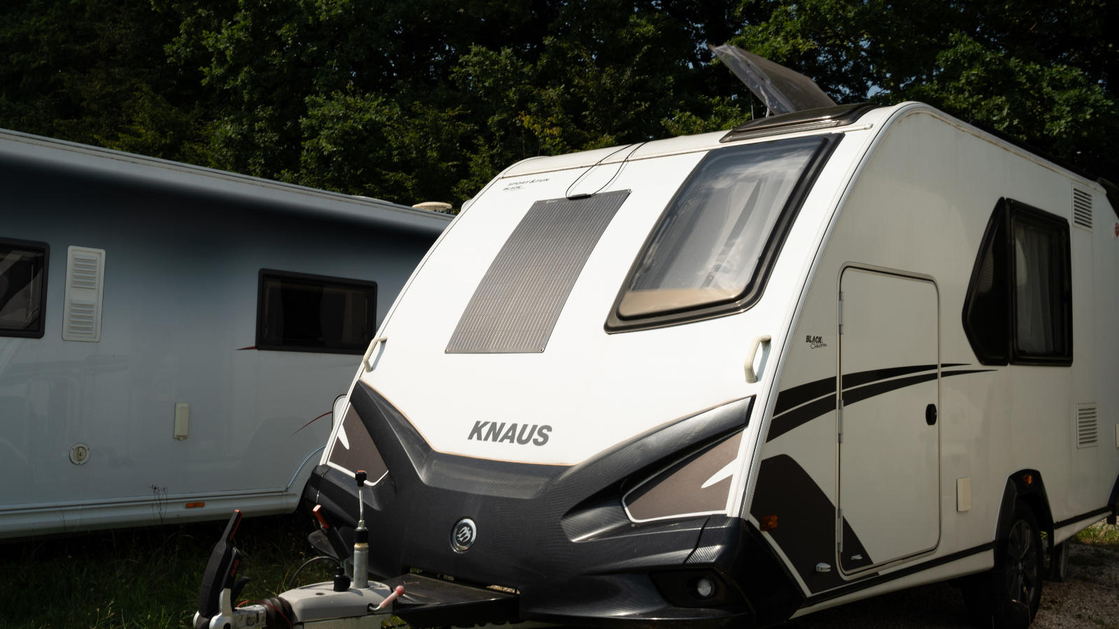 Ein flexibles Solarpanel auf einem Wohnwagen montiert