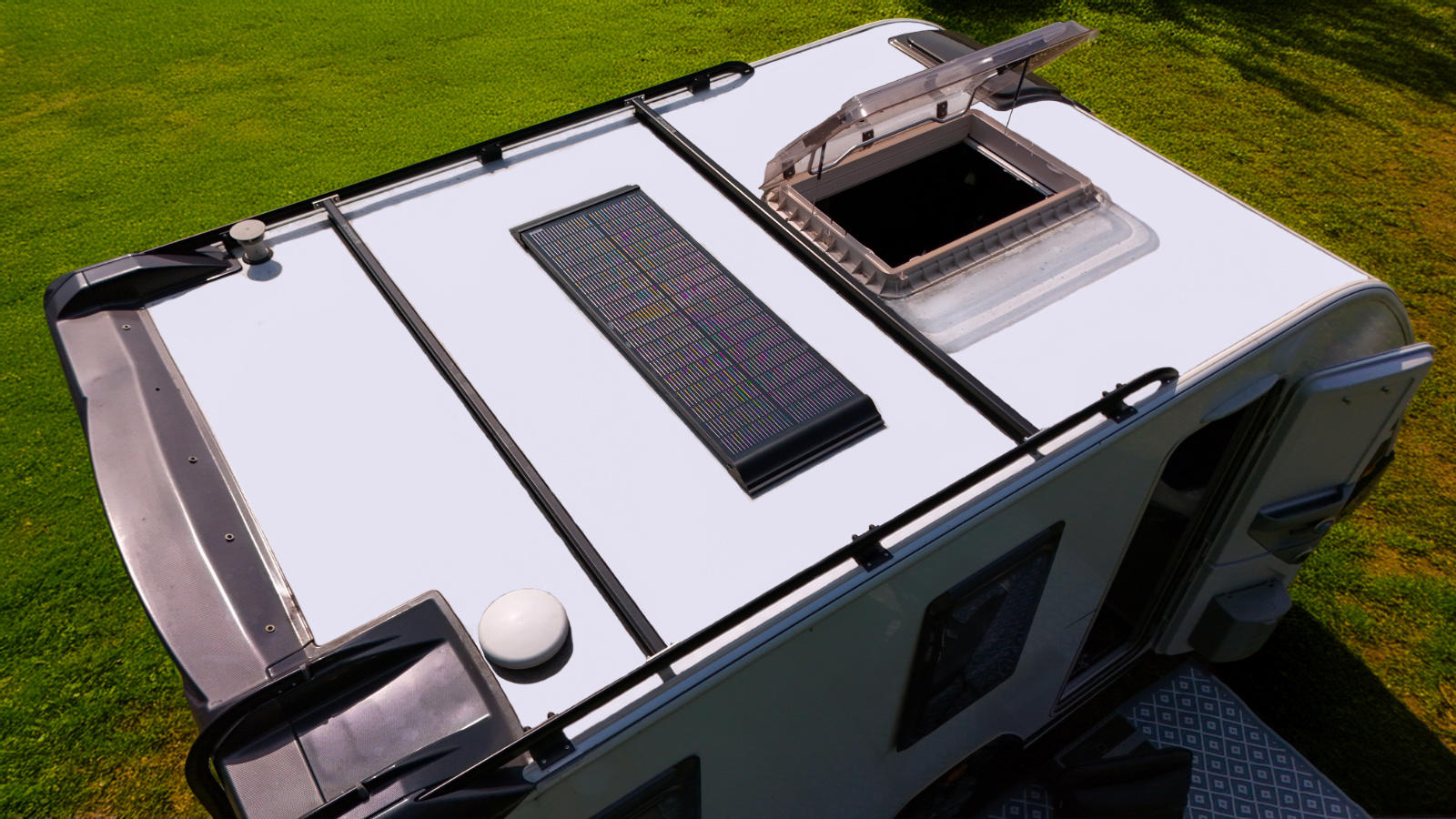 Ein starres Solarpanel fest auf einem Wohnwagendach montiert