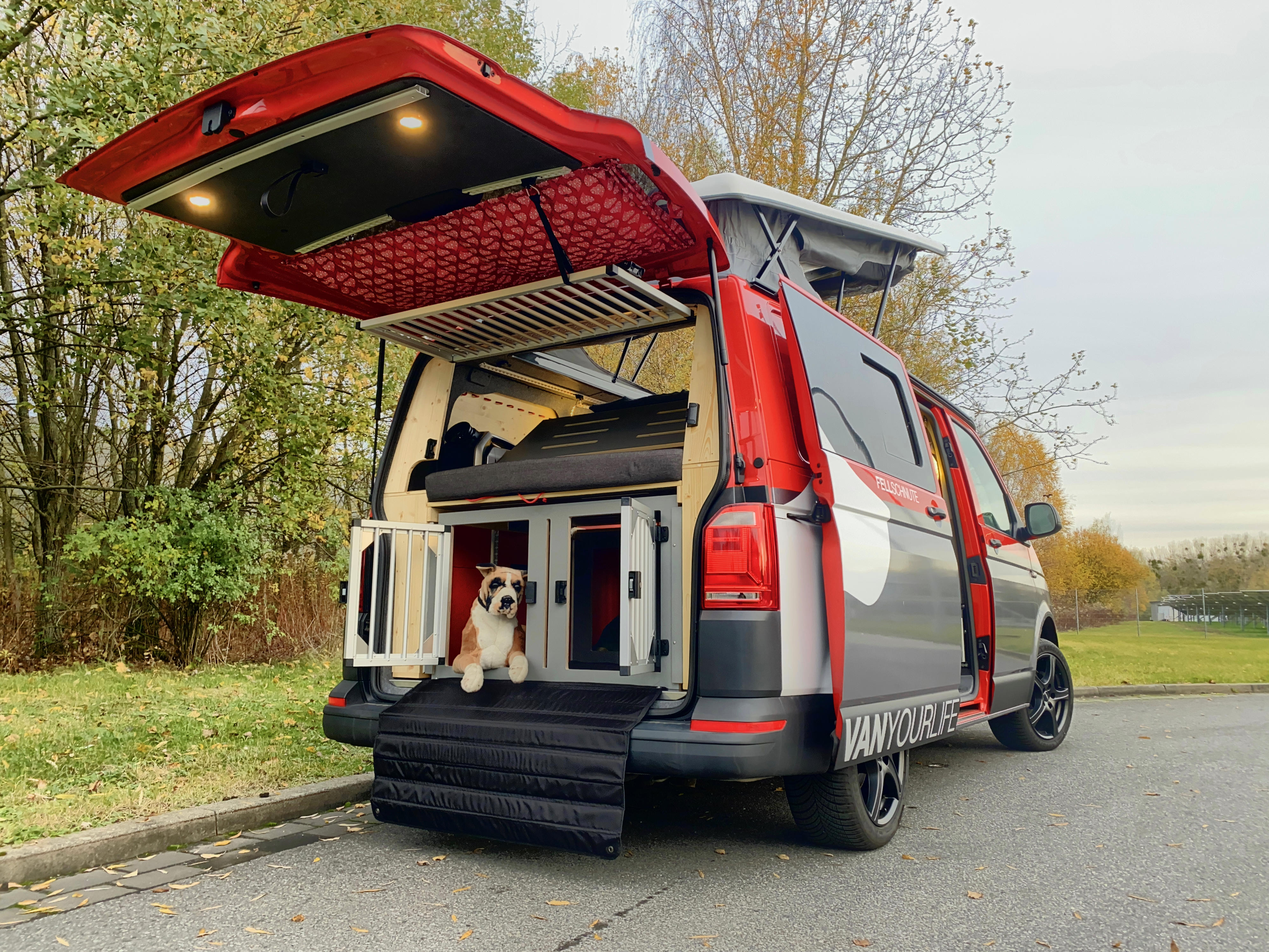VW Bus mit Ausbau f&uuml;r Hund