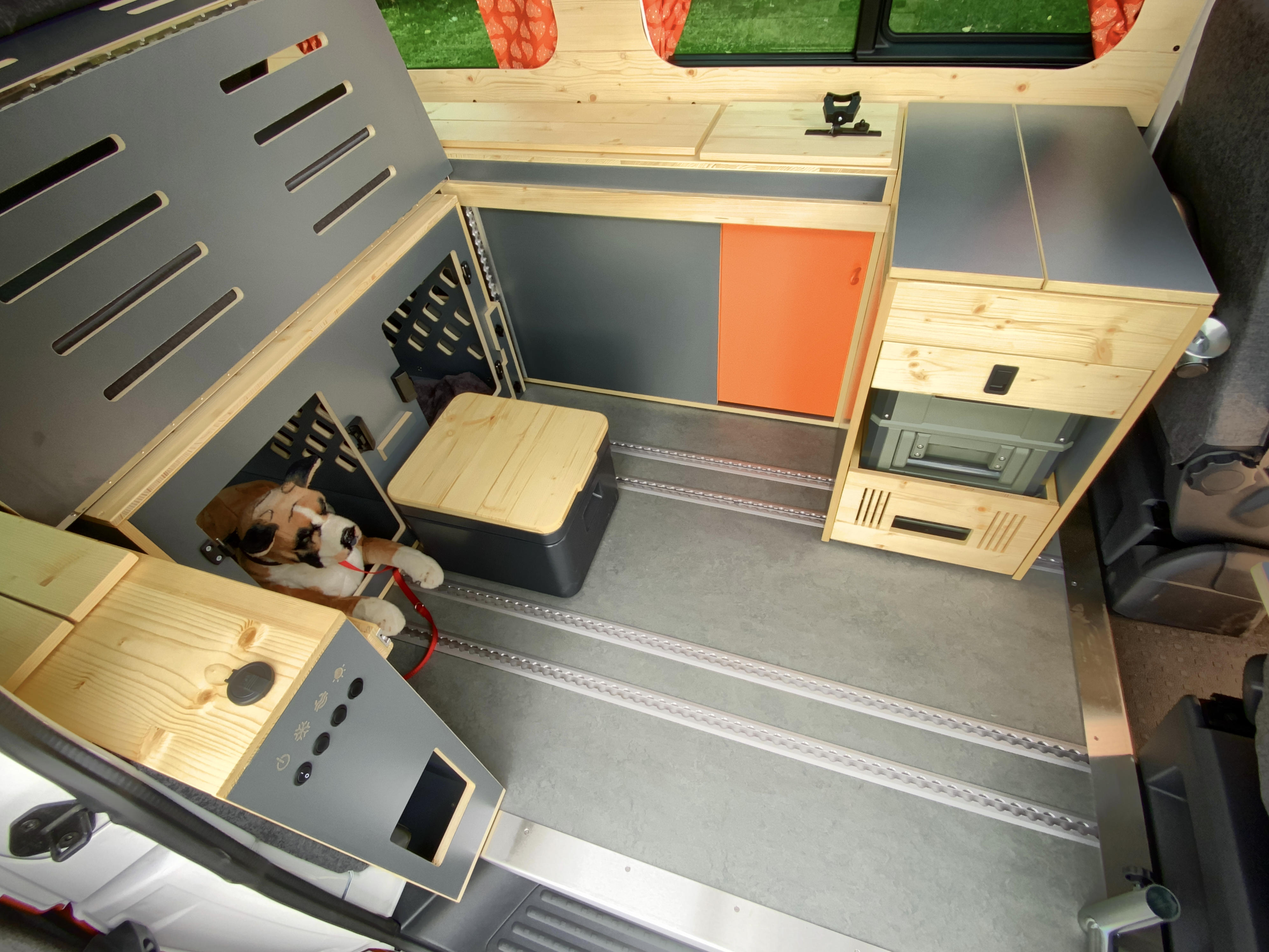 VW Bus von innen mit Ausbau f&uuml;r Hund