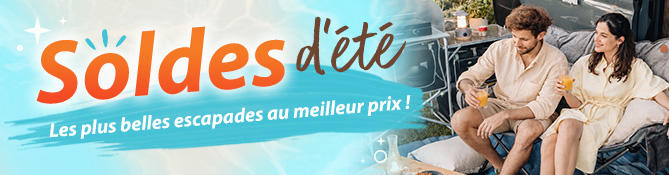 Banni&egrave;re avec &agrave; gauche la mention orange-bleu &laquo; Soldes d'&eacute;t&eacute; &raquo; et en dessous le texte fran&ccedil;ais &laquo; Les plus belles escapades au meilleur prix ! &raquo;, &agrave; droite trois personnes assises c&ocirc;te &agrave; c&ocirc;te sur une assise, une valise &agrave; roulettes &agrave; c&ocirc;t&eacute; d'elles