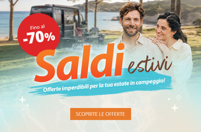 Due persone sorridenti (uomo e donna) davanti a un camper sulla costa; testo grande "Soldes d'été", testo piccolo "Jusqu'au 21 juillet" e pulsante arancione "PROFITEZ-EN"