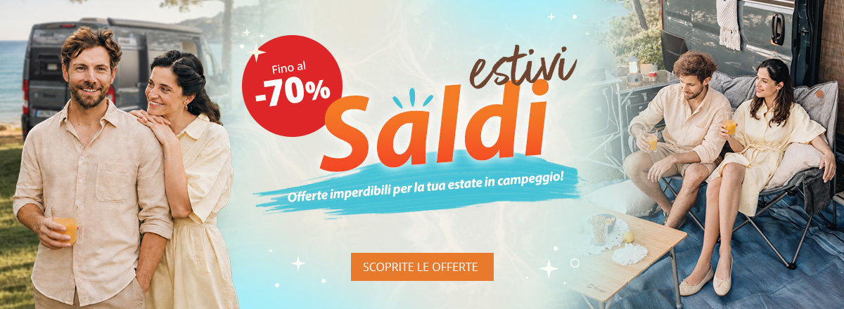 Banner con testo centrale arancione-blu "Soldes d'été" e piccoli testi in francese; a sinistra un uomo con una bevanda e una donna; a destra una coppia seduta sui gradini di un camper, sullo sfondo camper e sedia pieghevole