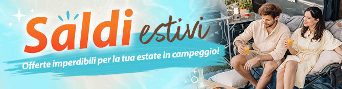 Banner con a sinistra la scritta arancione-blu "Soldes d'&eacute;t&eacute;" e sotto il testo francese "Les plus belles escapades au meilleur prix!", a destra tre persone sedute affiancate su una seduta, una valigia con rotelle accanto a loro