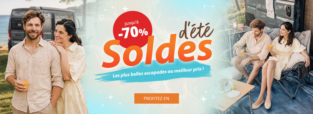 Bannière avec texte central orange-bleu "Soldes d'été" et petits textes en français; à gauche un homme tenant une boisson et une femme; à droite un couple assis sur les marches d'un camping-car, en arrière-plan camping-car et chaise pliante