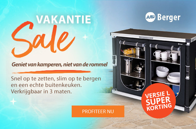 Zwarte keukenkast met twee open deuren, planken met witte borden, kommen, kopjes en glazen, zwart werkblad met kookplaat; links groot oranje woord "Soldes" op turquoise achtergrond met Franse tekst ("Dernière semaine" zichtbaar); oranje knop "J'EN PROFITE" onderaan; rode ronde sticker "OFFRE SPECIALE SUR LES TAILLES M & L" op de kast; "Berger"-logo rechtsboven