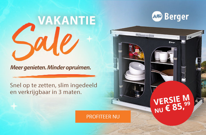 Zwarte keukenkast met twee open deuren, planken met witte borden, kommen, kopjes en glazen, zwart werkblad met kookplaat; links groot oranje woord "Soldes" op turquoise achtergrond met Franse tekst ("Dernière semaine" zichtbaar); oranje knop "J'EN PROFITE" onderaan; rode ronde sticker "OFFRE SPECIALE SUR LES TAILLES M & L" op de kast; "Berger"-logo rechtsboven
