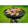 Gegrillter Fisch und Garnelen auf einem runden Grill im Garten